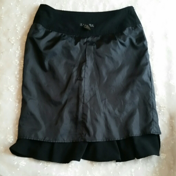 🚫SOLD🚫Black Skirt with Ruffle Trim & Back Bow - Picture 4 of 6
